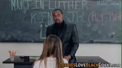 Abspielen Schwarzer Lehrer gibt den 18 -jährigen Teenager einen Hardcore -Uniform -Blowjob