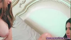 Redare Lesbian vittems împărtășește prima dată experiență orală cu fiica vitregă a adolescenței busty