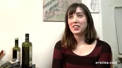 تشغيل قرنية امرأة سمراء في سن المراهقة يحصل قبالة مع دسار وهزاز