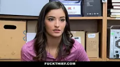 Reproduzir A ladrão adolescente pega Emily Willis é punida duramente na sala dos fundos