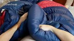 Afspelen Ervaar het ultieme plezier met deze uitgebreide sessie waarbij ik mijn favoriete donzen slaapzak beroer en me overgeef aan een donsjack-fetisj als nooit tevoren