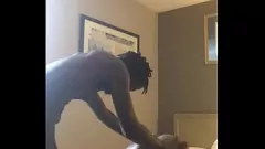 تشغيل وقحة خشنة تسمح للقضيب الكبير باستخدام كل فتحة في جسدها في هذه الإباحية الغيتو