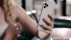 Redare Nikki și Lilly Bell se bucură de o sesiune lesbiană pasională cu lingerea păsăricii umede și săruturi intense