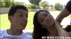 Jouer Regardez cette femme dominante prendre le contrôle et baiser le meilleur ami de son mari pendant qu'il regarde, un véritable fantasme de cocu femdom prendre vie.