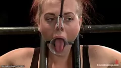 تشغيل جلسة BDSM غريبة: جلد الرقيق الزنجبيل والضرب على عبودية الجهاز