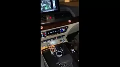 Reproducir Milf seductora con tatuajes le hace una garganta profunda a una BBC en Audi mientras canta Black Lives Matter