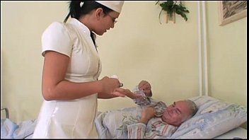 Reproducir Una abuela mira a su marido mientras una enfermera folla