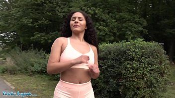 تشغيل تم إنشاؤها من خلال المشي في الطبيعة وتوحيدها لقبول القيام بـ xxx لأول مرة مع صهرها