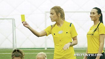 Odtwórz Piłkarz penetruje analnie blond cheerleaderkę