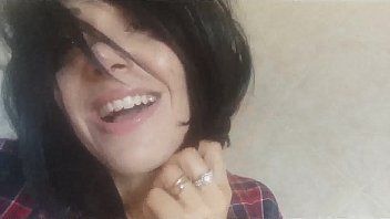 Jouer Baiser avec un bâton de Ploiesti avec un fond large et des cheveux profonds