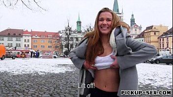 Jouer La glace froide reçoit des euros et fait l'amour au motel avec un jeune inconnu