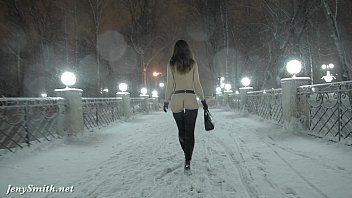 Odtwórz Amatorskie filmy porno ze starej brunetki w śniegu na mrozie