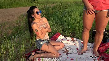 Redare Bruneta singat pe camp convinsa de barbat fudul sa faca xxx