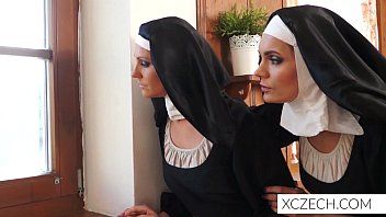 Jouer La madre e la studentessa di Shardcoreta leccano le loro donne nel monastero