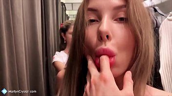 Jouer Porno nella cabina di prova nel centro commerciale Baneasa con due uomini