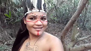 Reproduzir Gata fazendo sexo na natureza com um homem mascarado com um grande galo
