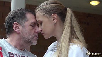 Reproducir Hermosa princesa penetrada duro por su padre con una gran polla