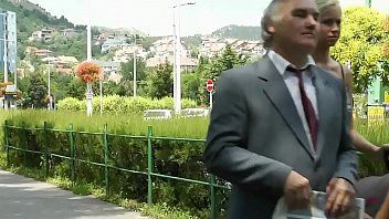 تشغيل غزا رجل عجوز السيدة المراهقة بمبلغ 30 يورو فقط