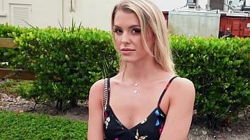 تشغيل Kissed on big daddy and slut on the back with orgasm in her pussy. قبلة على أبي كبير وفاسقة على ظهرها مع هزة الجماع في بوسها