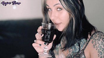 Abspielen Brutale Frauen mit großen Ärschen und wunderschönen Haaren, die beim Eindringen auf den Rücken neben dem Mann gezogen werden