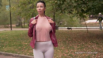 Jouer Porno con la moglie del vicino che fa sport nel parco e fa sesso in panchina