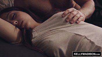 Jouer Films russes anal xxx brune de 18 ans pénétrée dans le sommeil