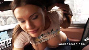 Play The young lady shaved in pussy has sex in the pussy and pussy sitting in the car