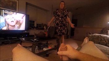 Jouer Mesa fa sesso segretamente con suo figlio, guarda film porno e manette