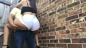 Jouer Une femme Tinder donne le sexe oral à un nouvel homme