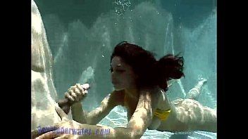 Reproducir Ella masturba bajo el agua a su sobrino