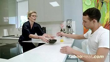 Reproduzir Mulheres bonitas usam brinquedos anais e querem ser admiradas por mais homens