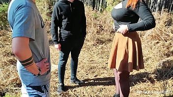 Redare Roscata cu tate rotunzi este facuta posta in pahardcoree de acesti masculi