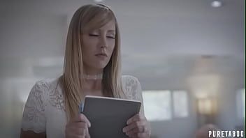 Redare Introduce in fundul partenerelor lui degetul deoarece doreste sa el deie de senzual ca