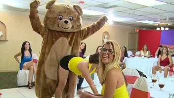 Jouer Des femmes qui dansent nues en se frottant la chatte