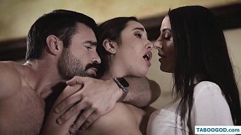 Redare Ii baga mana in pizdulice si o excita rau si se apuca de supt pula