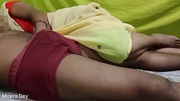 Jouer La mère dort profondément et le petit-fils lui pénètre le cul