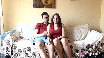 Afspelen Samen met een verpleegster doet ze sensuele xxx met haar vriend