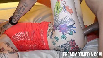 Jouer Espagnol tatoué baisée par derrière par un homme doué