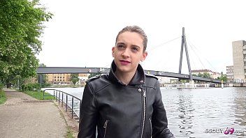 Abspielen Er trifft die 18-Jährige und fickt sie in den Arsch