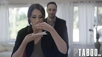 Jouer Invita una giovane bionda super sexy nella sua piscina, che fa sentire bene anche lei