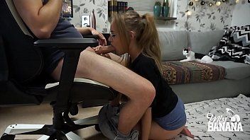 Play Woman gives him blowjob and wants crazy sex ending in pussy