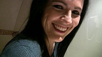 Jouer Sexe dans la salle de bain du club avec une brune sexy