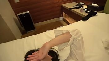 Jouer Le pénis de tout homme noir dépasse la mesure d'un adolescent asiatique, mais il accepte de faire xxx