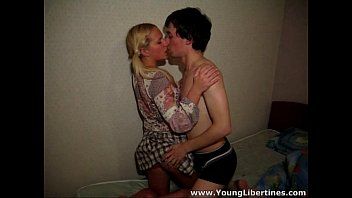 Play This blonde makes you take a taxi and go to her house for a game of xxx