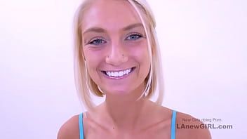 Odtwórz Ta gorąca i piękna młoda blondynka uprawia xxx z dwoma bardzo utalentowanymi murzynami