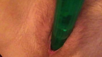 Asiática usa vibrador na buceta