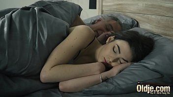 Jouer Sexe avec des blondes et des brunes, le grand-père baise sa nièce après son réveil