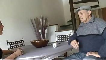 تشغيل الفتاة الشقراء الشابة ذات الحمار الصغير تمارس الجنس في الحلق والظهر