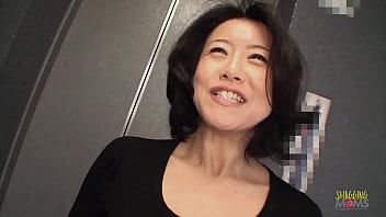Jouer Le beau jouet est ce jeune asiatique qui utilise un petit vibromasseur