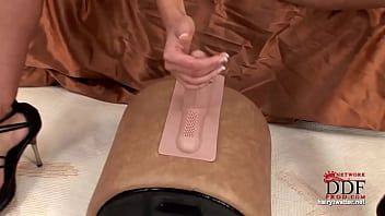 تشغيل هذا العضو التناسلي النسوي الطويل والساخن يرتدي الكعب ويحب أن يفعل xxx من خلال كل شيء